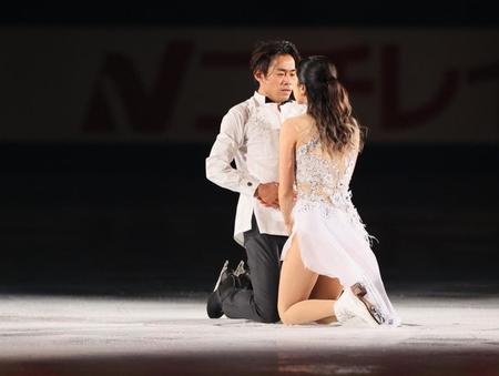 演技をする村元哉中・高橋大輔組＝２９日、東和薬品ＲＡＣＴＡＢドーム（代表撮影）