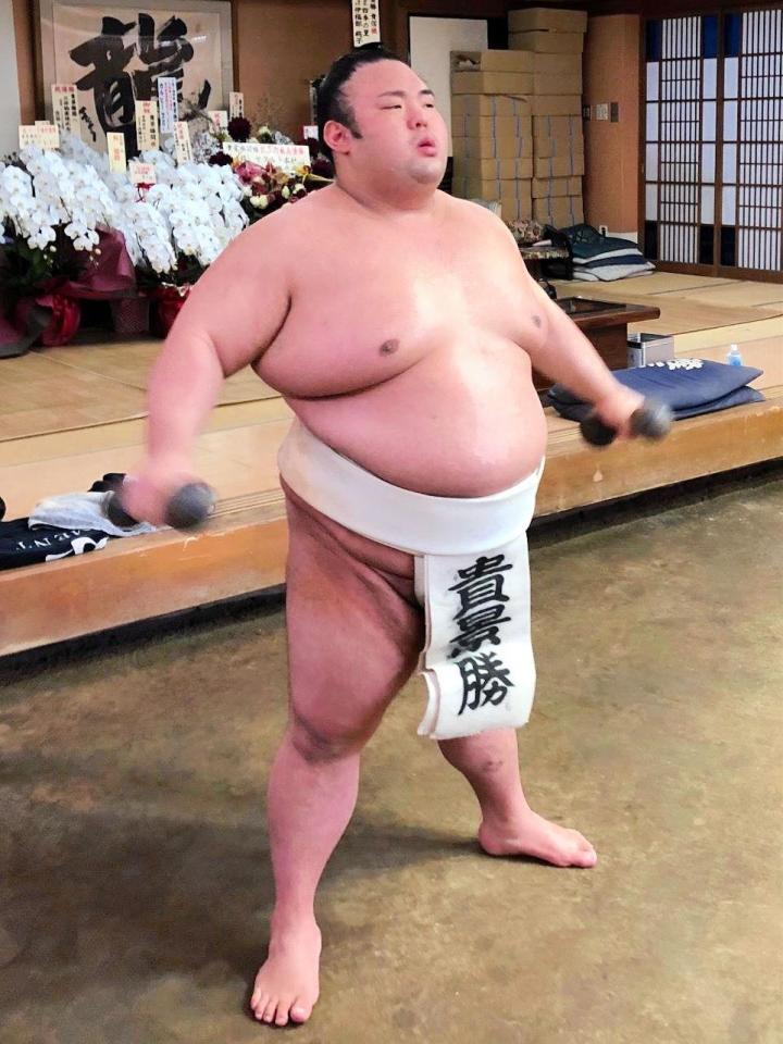 重りを使いトレーニングする貴景勝（日本相撲協会提供）