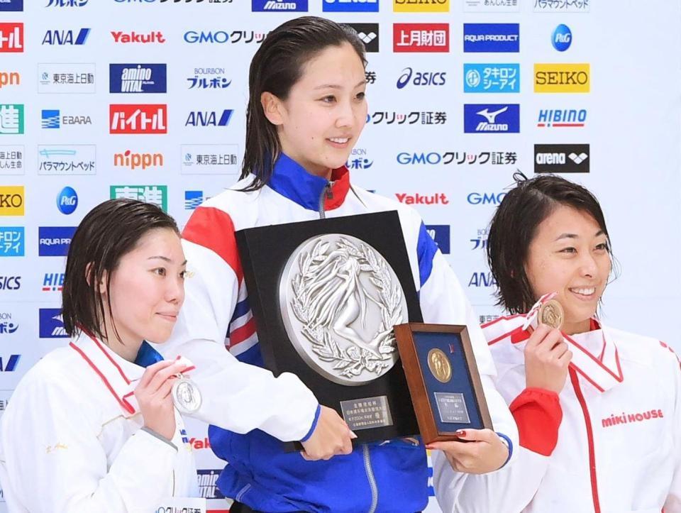 女子１００メートル平泳ぎ決勝で優勝した渡部香生子（中央）。左は２位の青木玲緒樹、右は３位の鈴木聡美（撮影・堀内翔）