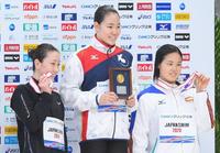 女子２００メートル自由形　優勝した白井璃緒。左は２位の五十嵐千尋、右は３位の池本凪沙＝東京アクアティクスセンター（撮影・堀内翔）