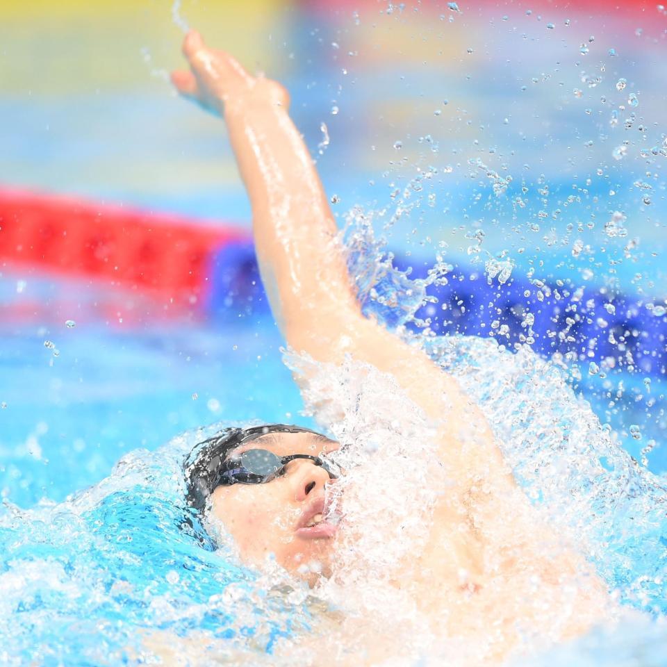 　男子１００メートル背泳ぎ予選で力泳する萩野公介（撮影・堀内翔）
