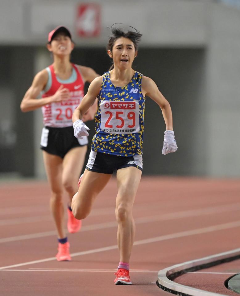 女子５０００メートルで、広中璃梨佳（左）を抑えゴールする田中希実＝ヤンマースタジアム長居（撮影・高部洋祐）