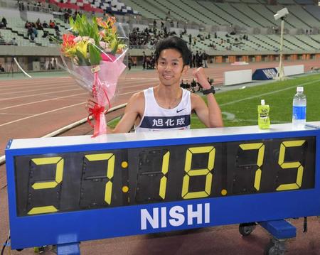 　男子１万メートルで日本新記録を樹立し、ポーズを決める相沢晃