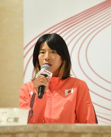 東京五輪代表に決まり記者会見する、女子１万メートルの新谷仁美（代表撮影）