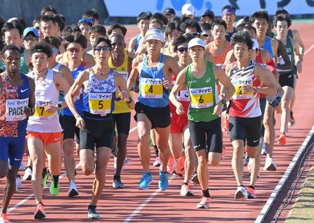 スタートを切る福田穣（７）、岡本直己（５）、川内優輝（４）、作田直也（６）、藤本拓（右手前）ら＝平和台陸上競技場（撮影・高部洋祐）