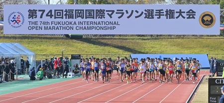 スタートを切る選手ら＝平和台陸上競技場（撮影・高部洋祐）