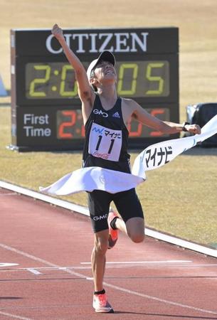 優勝し喜びを爆発させる吉田祐也（撮影・高部洋祐）