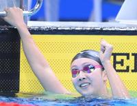 女子２００メートル平泳ぎ決勝　優勝を決めてガッツポーズをする渡部香生子＝東京アクアティクスセンター（撮影・堀内翔）