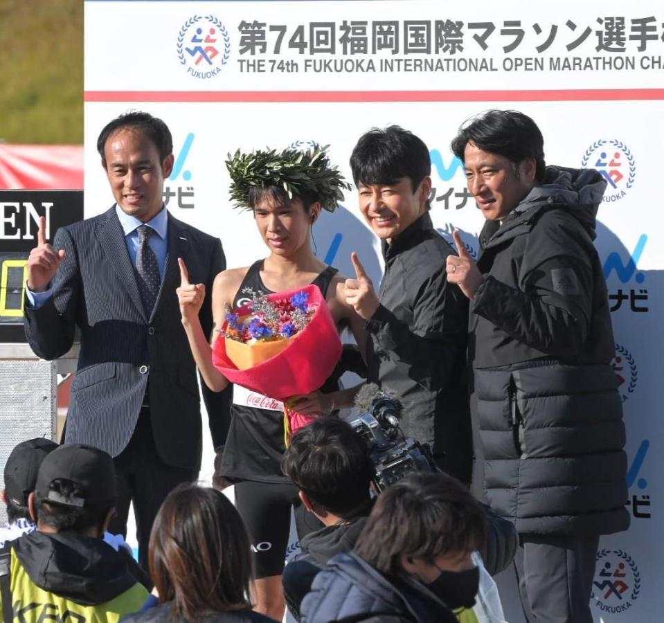 優勝した吉田祐也（左から２人目）らと共に記念写真に納まる原晋監督（右端）＝撮影・高部洋祐