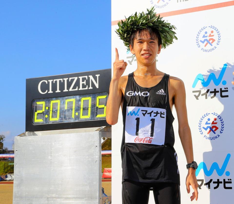 福岡国際マラソンで初優勝し、ポーズをとる吉田祐也（代表撮影）