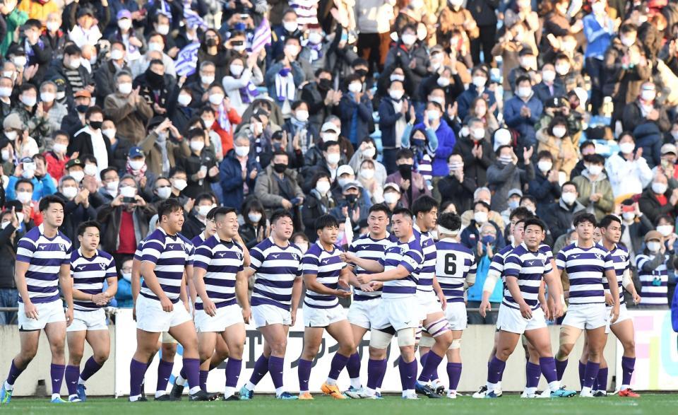早大に勝利し、優勝を決めた明大フィフティーン（撮影・中田匡峻）