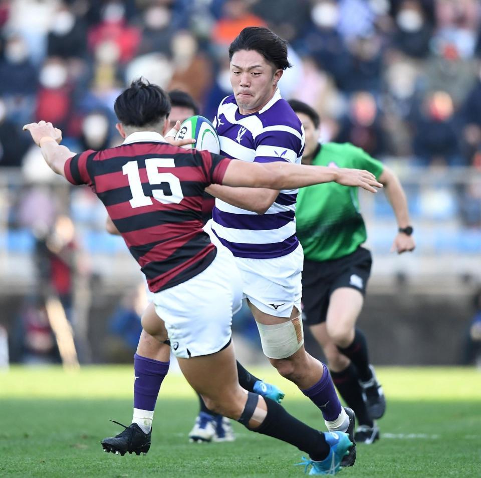 前半　果敢に攻める明大・箸本龍雅＝秩父宮ラグビー場（撮影・中田匡峻）