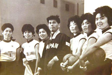 　「東洋の魔女」と大松博文監督（中央）。右から２人目が井戸川（旧姓谷田）絹子さん。１９６２年の世界選手権の際の写真とみられる
