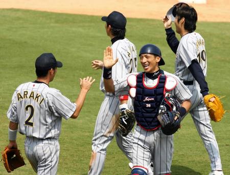 　北京五輪でカナダに勝利し荒木（左）とタッチする矢野＝０８年８月１８日