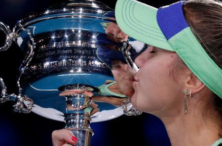 女子テニス、ケニンが年間ＭＶＰ全豪オープンで四大大会初制覇