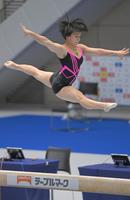 平均台で入念に調整する村上茉愛＝高崎アリーナ（撮影・高部洋祐）