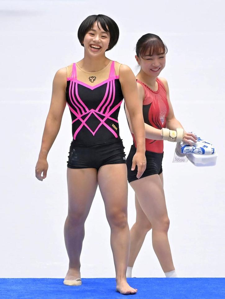 練習中、寺本明日香（右）と談笑する村上茉愛（撮影・高部洋祐）