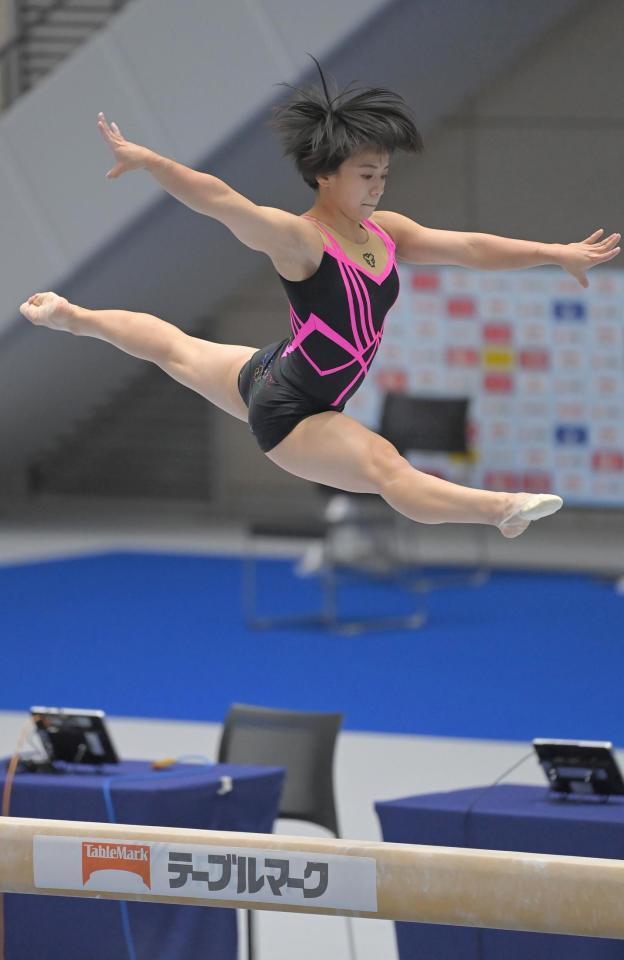 平均台で入念に調整する村上茉愛＝高崎アリーナ（撮影・高部洋祐）