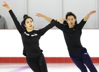 新しいリンクで練習を公開した村元（左）、高橋組（代表撮影）