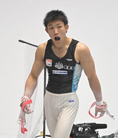 着地に失敗した鉄棒を終え、悔しそうな表情を見せる宮地秀享＝高崎アリーナ（撮影・高部洋祐）