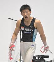 着地に失敗した鉄棒を終え、悔しそうな表情を見せる宮地秀享＝高崎アリーナ（撮影・高部洋祐）