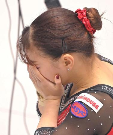 　平均台の演技を終え、顔を覆う寺本明日香（撮影・高部洋祐）