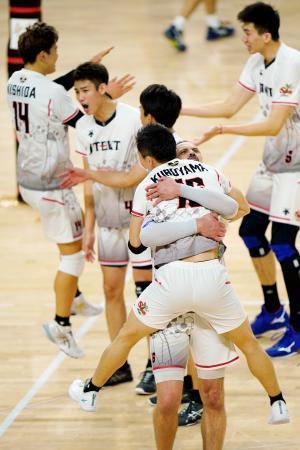 　ＪＴ広島を破り喜ぶジェイテクトの選手たち＝武蔵野の森総合スポーツプラザ
