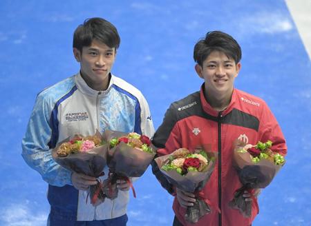 表彰式後、花束を手に笑顔を見せる谷川航（左）と谷川翔＝高崎アリーナ（撮影・高部洋祐）