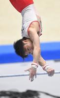　鉄棒で熱演する内村航平（撮影・高部洋祐）