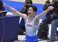 　あん馬で会心の演技を見せ、雄たけびを上げる萱和磨（撮影・高部洋祐）