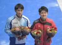 表彰式後、花束を手に笑顔を見せる谷川航（左）と谷川翔＝高崎アリーナ（撮影・高部洋祐）
