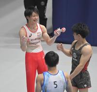 鉄棒の演技を終え、（右から）谷川翔、谷川航と言葉を交わす内村航平＝高崎アリーナ（撮影・高部洋祐）