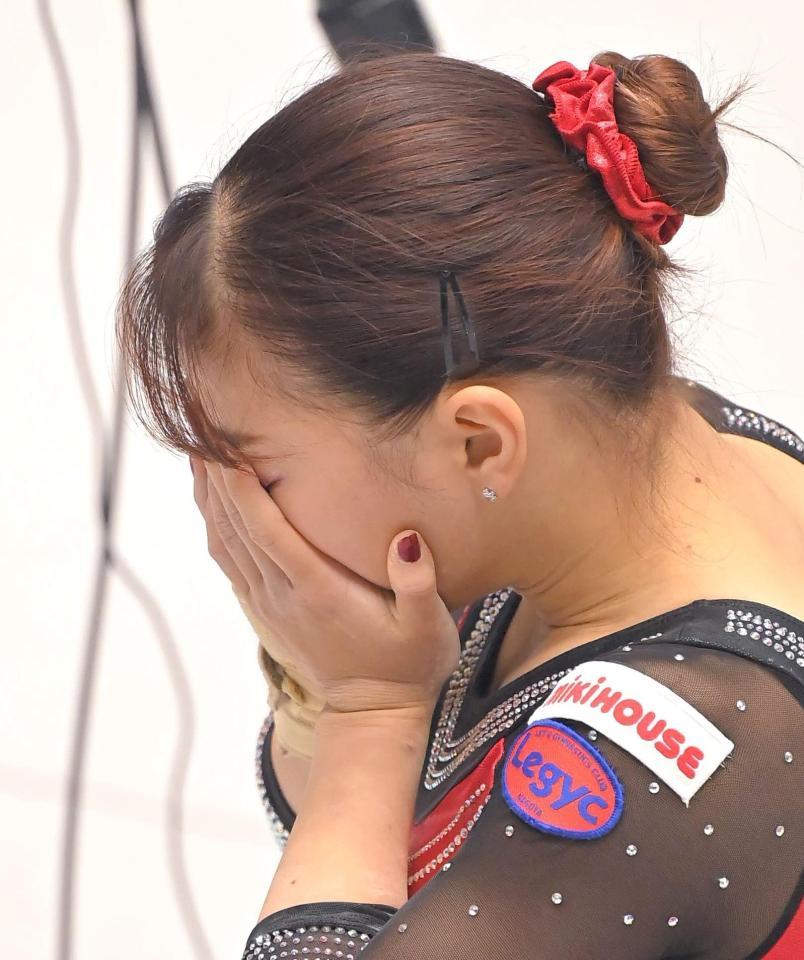 　平均台の演技を終え、顔を覆う寺本明日香（撮影・高部洋祐）