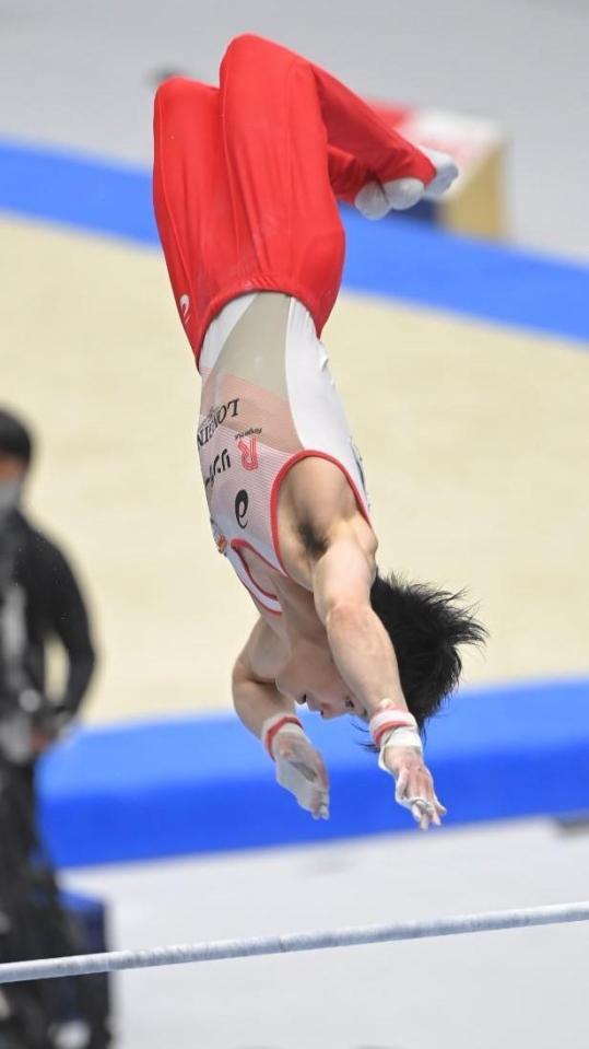 　鉄棒で熱演する内村航平（撮影・高部洋祐）