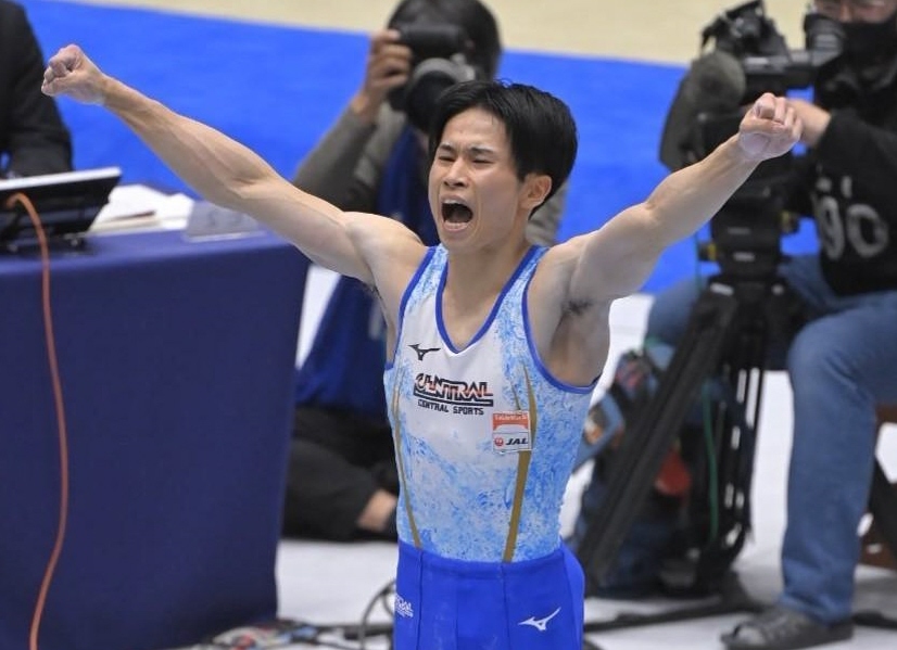 　あん馬で会心の演技を見せ、雄たけびを上げる萱和磨（撮影・高部洋祐）