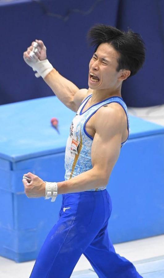　鉄棒の演技を終え、喜びを爆発させる萱和磨（撮影・高部洋祐）