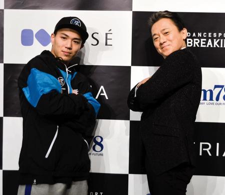 　ブレイクダンスのパリ五輪種目入りの会見に出席した風見しんご（右）と、左は１９年世界選手権銀メダルの堀壱成＝川崎クラブチッタ