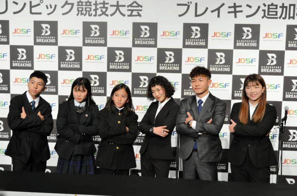 　パリ五輪種目入りが決まり、会見した左から窪田雷音、小手川結翔、飯沼月光、湯浅亜実、半井重幸、河合来夢＝川崎クラブチッタ