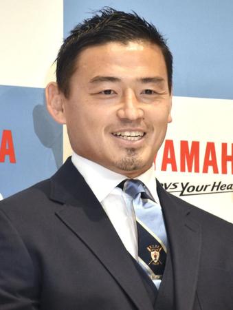 　笑顔で記者会見する、ラグビー日本代表で活躍し来シーズン限りでトップリーグの現役を引退する五郎丸歩