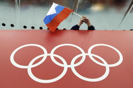 　２０１４年２月、ソチ冬季五輪のスピードスケート会場で、五輪マークの上に掲げられるロシア国旗（ＡＰ＝共同）