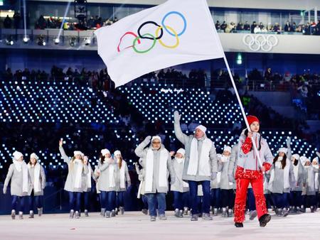 　２０１８年２月、平昌冬季五輪に個人資格で参加したロシア選手たち。開会式では五輪旗を先頭に入場行進した（共同）