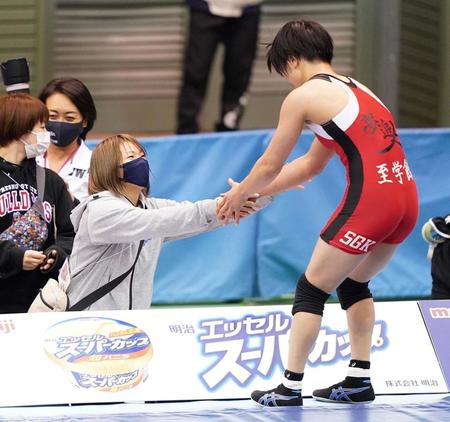 女子５７キロ級決勝　セコンドについた川井梨紗子（左手前）は優勝した南條早映を労たたえる＝駒沢体育館（代表撮影）