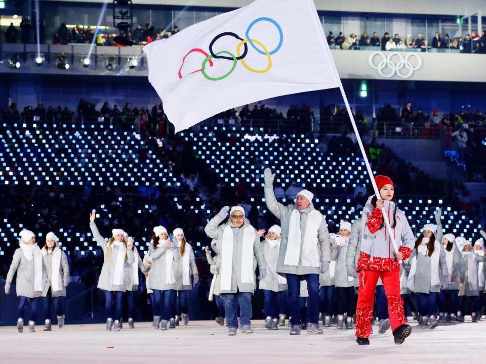 　２０１８年２月、平昌冬季五輪に個人資格で参加したロシア選手たち。開会式では五輪旗を先頭に入場行進した（共同）