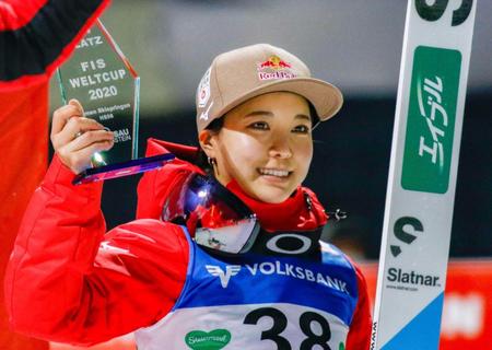 　３位になり表彰台で笑顔を浮かべる高梨沙羅（共同）