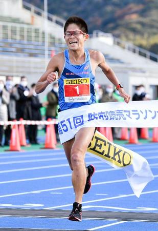 ２位でゴールする川内優輝＝キリンレモンスタジアム陸上競技場
