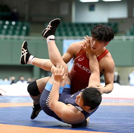 　男子フリー９２キロ級決勝で山中良一（下）を責める高谷惣亮（代表撮影）