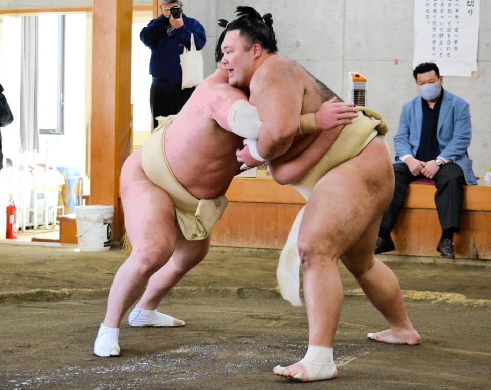 　白鵬（左）と右四つに組み合う朝乃山（代表撮影）