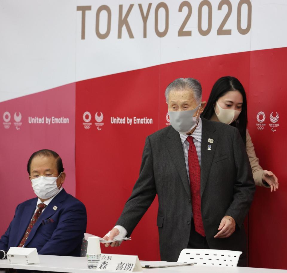 東京五輪・パラリンピック大会組織委員会の理事会に臨む森喜朗会長（右、左は武藤敏郎事務総長）＝東京都中央区（代表撮影）