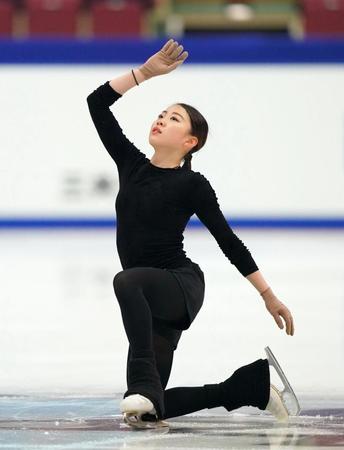 公式練習で調整する紀平梨花（代表撮影）