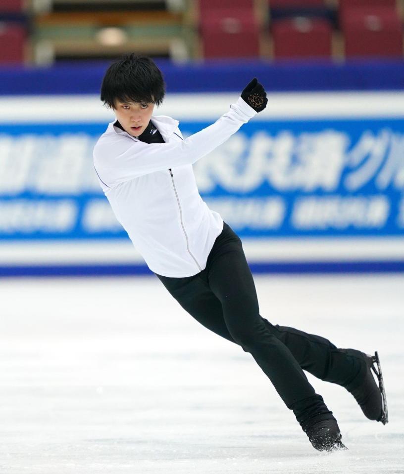 公式練習で調整する羽生結弦（代表撮影）